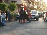Natale 2009: carrozze trainate dai cavalli con Babbi natale che distribuiscono caramelle