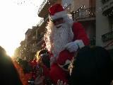 Natale 2009: carrozze trainate dai cavalli con Babbi natale che distribuiscono caramelle