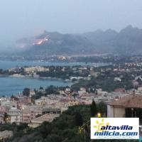 Altavilla Milicia brucia da trenta ore