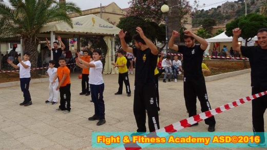 Al Festival Internazionale degli aquiloni seminario pratico di tecniche antiaggressione del team KM Furious, capitanato dal Maestro Labita