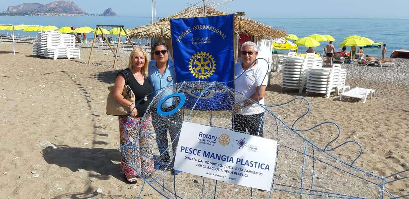 Un pesce mangia plastica nella spiaggia di Altavilla Milicia