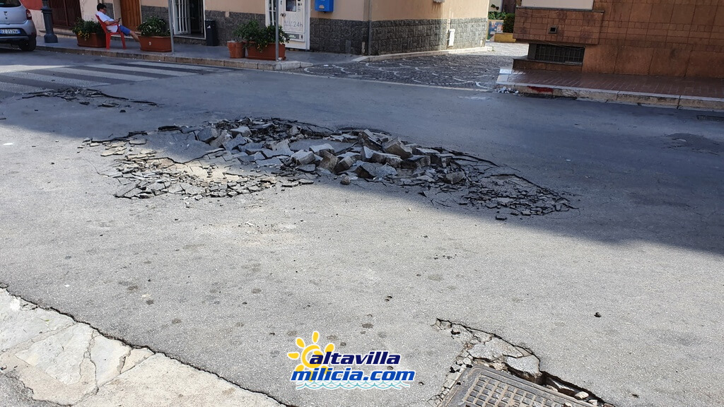 Il primo tratto di via Loreto interdetto alla circolazione veicolare