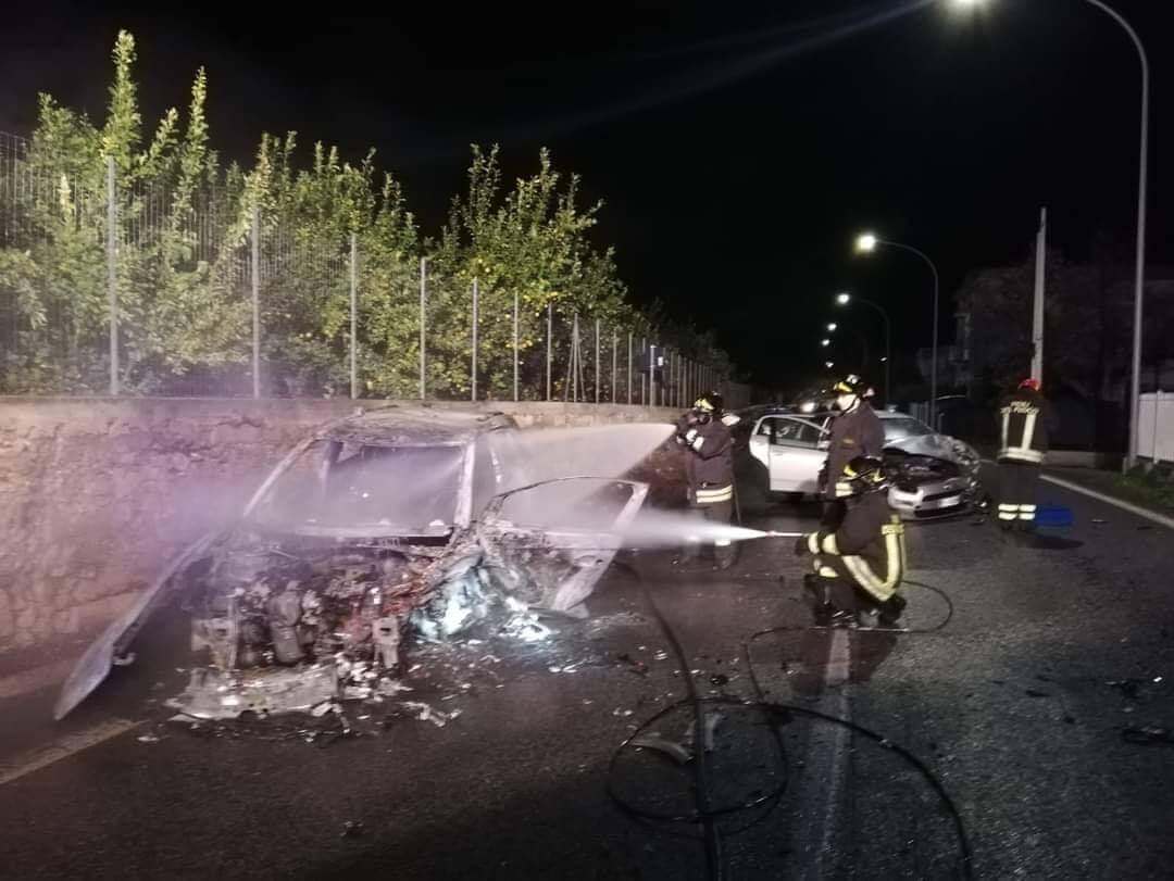 Un altavillese salva un automobilista dentro la lauto che prendeva fuoco