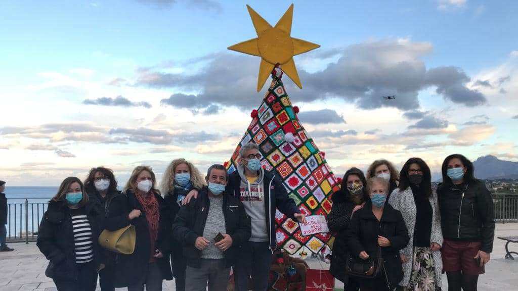 Un Albero di Natale all'uncinetto in Piazza Belvedere