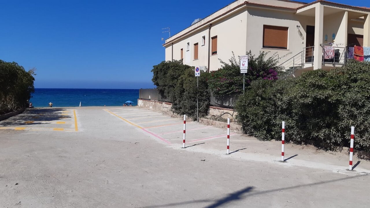 Lavori in corso in contrada Passi per rendere accogliente la spiaggia di Altavilla Milicia