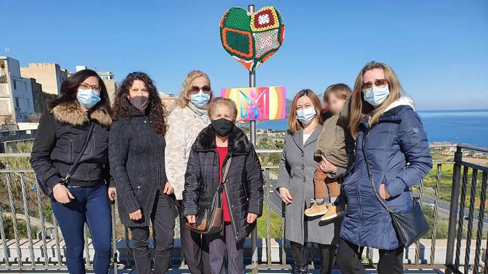 Sostituito il segnale Kiss me con un cuore di mattonelle di lana dal Circolo delle Signore di Altavilla Milicia