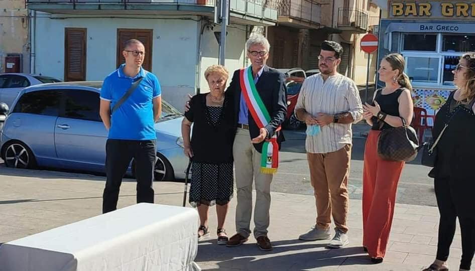 Il Belvedere impreziosito da due bellissime panchine in billiemi, donate da un emigrato negli Stati Uniti