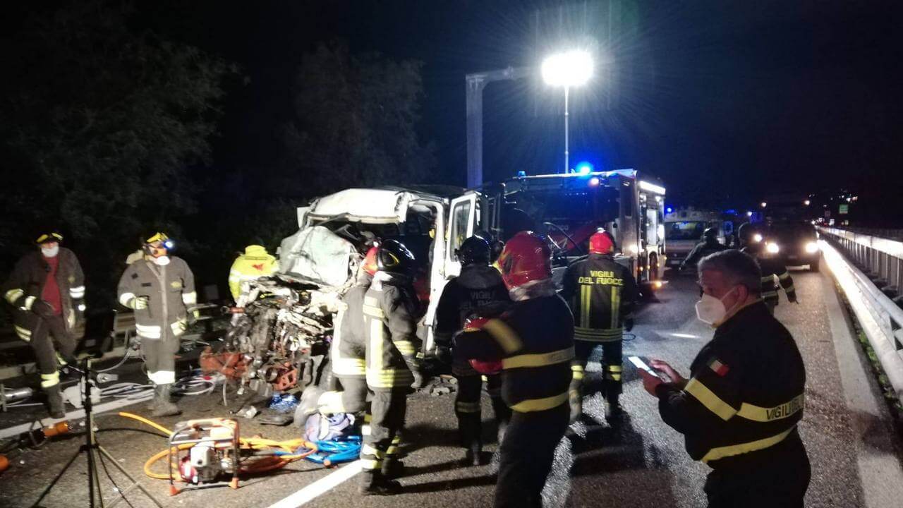 Incidente stradale sulla A/19, furgone Iveco tampona autoarticolato, morto un operario 65enne