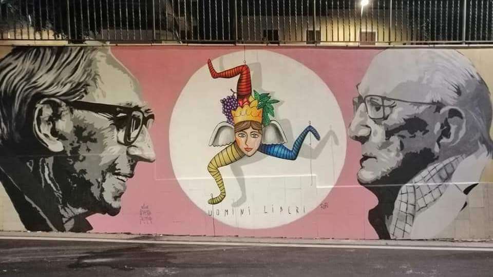 I volti di Battiato e Camilleri allingresso del Paese accolgono i visitatori