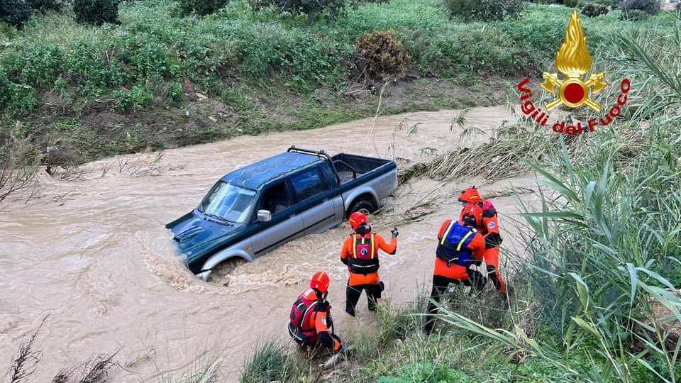 I vigili del fuoco soccorrono una persona in contrada Balzorosso