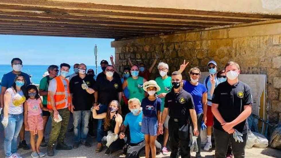 Volontari allopera nella pulizia del litorale