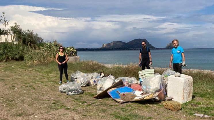 I volontari di Grotta Mazzamuto allopera alla Capannina