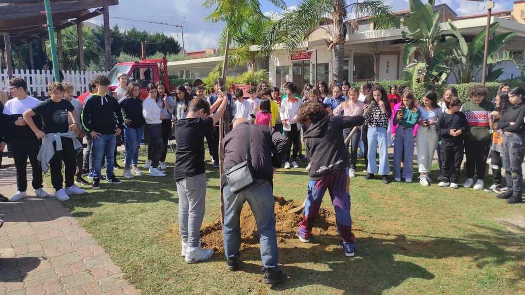 Gli alunni altavillesi mettono a dimora alberi