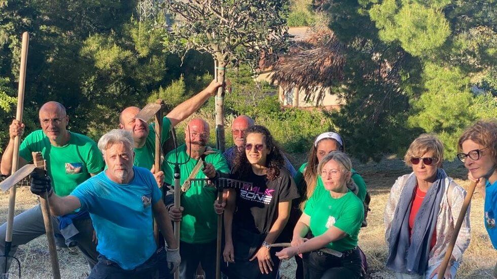 Un carrubo piantumato nei pressi della grotta Mazzamuto a ricordo dellincendio che distrusse la riserva naturale