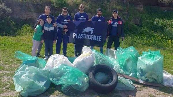 I volontari di Plasticfree puliscono la spiaggia della Capannina