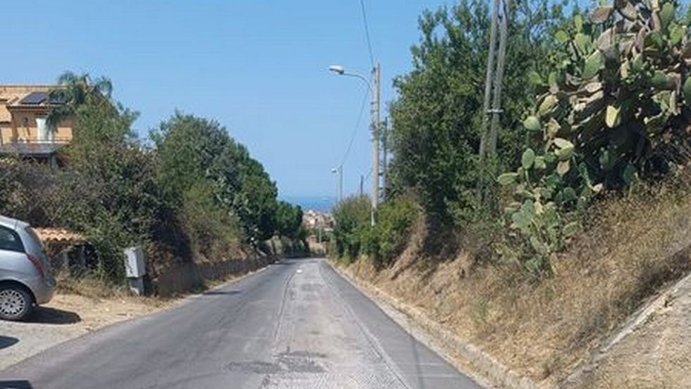 Iniziati i lavori di rifacimento della sede stradale di via Regia Trazzera Marina di Granatelli, via Costa Grande e via