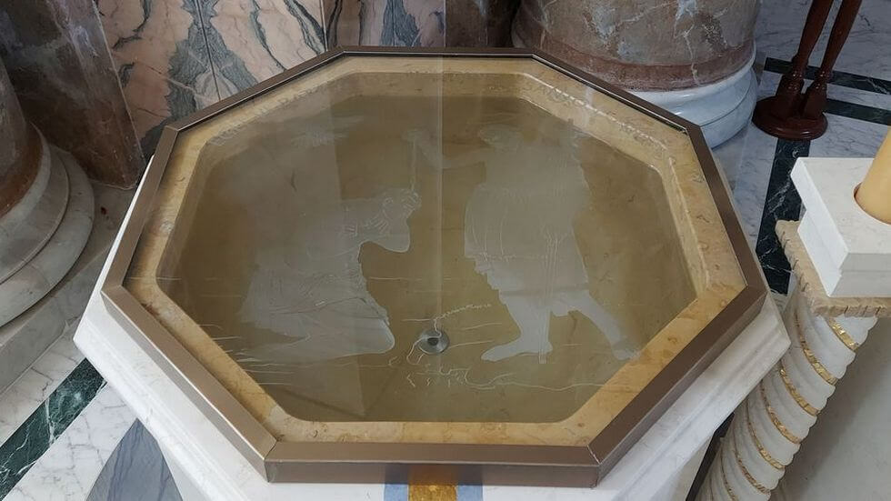 Il nuovo copri fonte battesimale nel Santuario