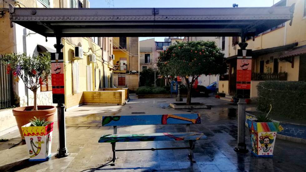 A piazza Aldisio i vasi artistici di Gaetano Spicuzza