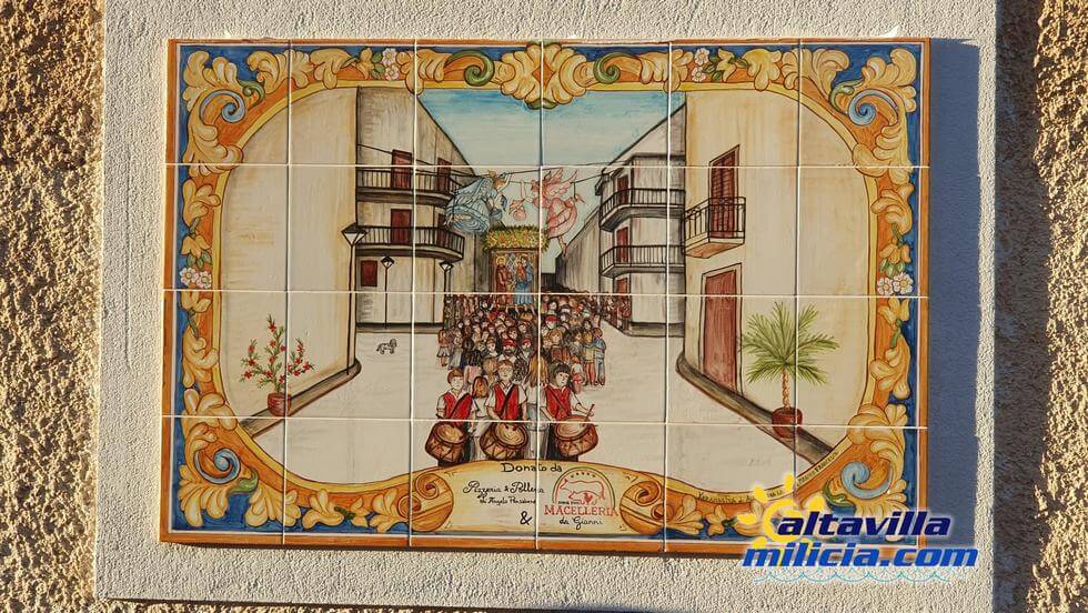 Una seconda installazione artistica in ceramica che raffigura la volata degli angeli in via arc. Gagliano