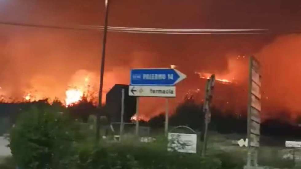 Traffico bloccato sulla A19 per un incendio a bordo strada alimentato dal vento di scirocco