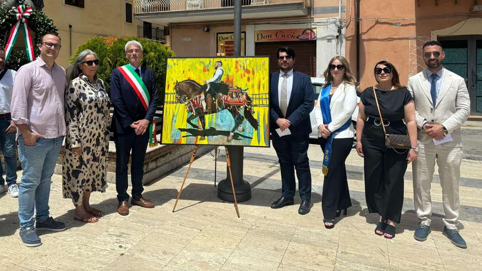 Lartista Pupi Fuschi dona unartistica tela al Comune