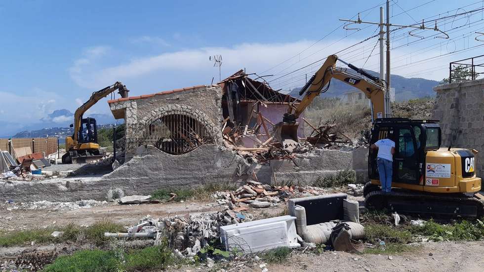 Avviata la pulizia delle spiagge in vista dellestate