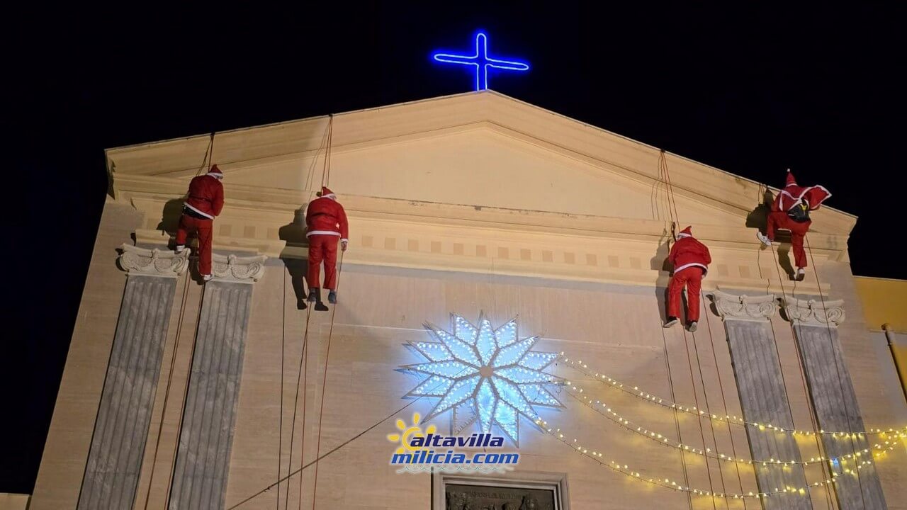 Babbo Natale scende dal prospetto della Basilica