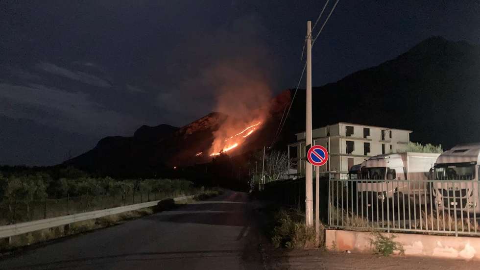 A fuoco la montagna in via regia Trazzera Piano Sperone