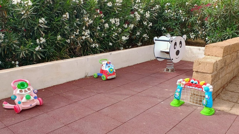 Donatore anonimo regala gruppo giochi al Parco di Piano Madonna