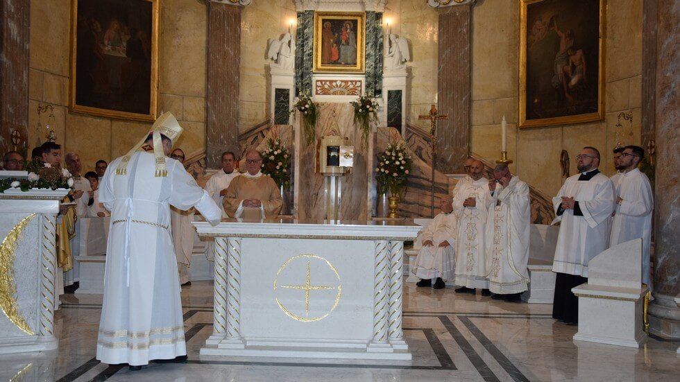 Lapide commemorativa del rifacimento del nuovo presbiterio