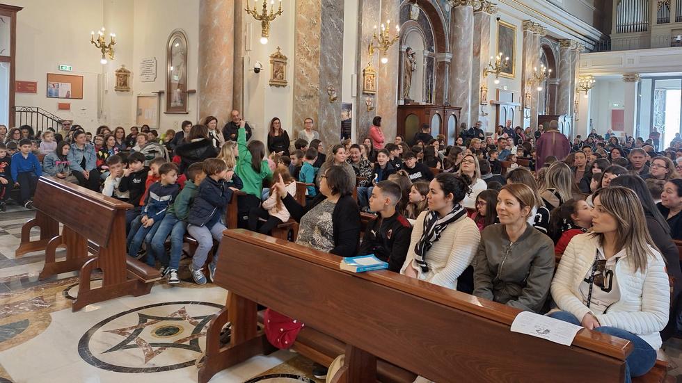 Gli studenti disertano le lezioni per partecipare al precetto Pasquale