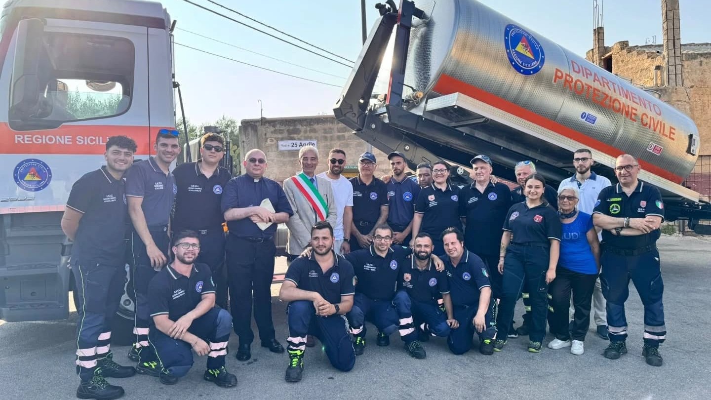 Il Dipartimento regionale della protezione civile consegna all'ONVGI unautobotte da 14.000 litri per lemergenza idrica