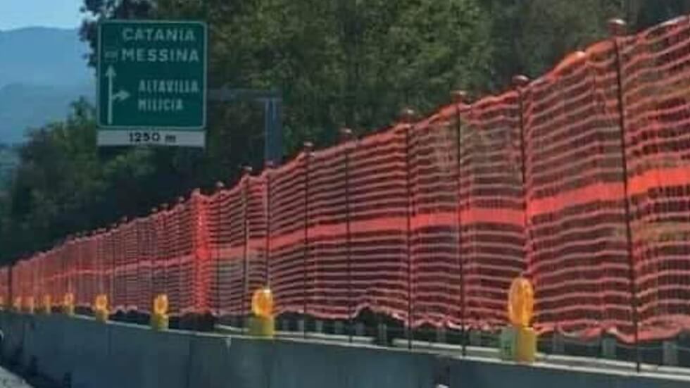 Chiusa corsia autostrada per calcinacci sulla Palermo - Catania
