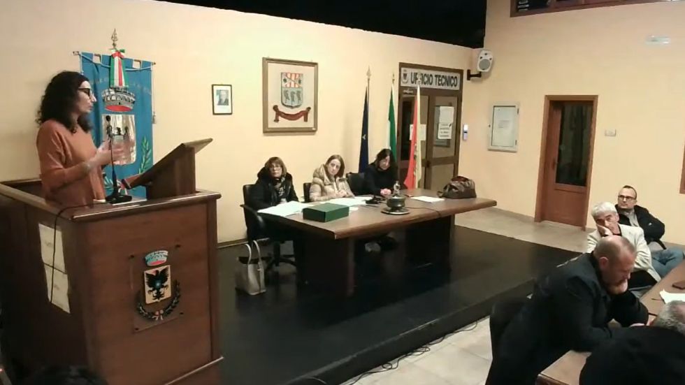 Scontro in Consiglio Comunale sulla gestione delle scuole