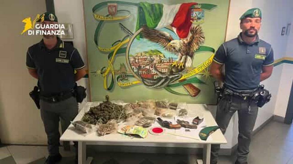 Sequestrata piantagione indoor di marijuana: arrestata coppia e trovate armi