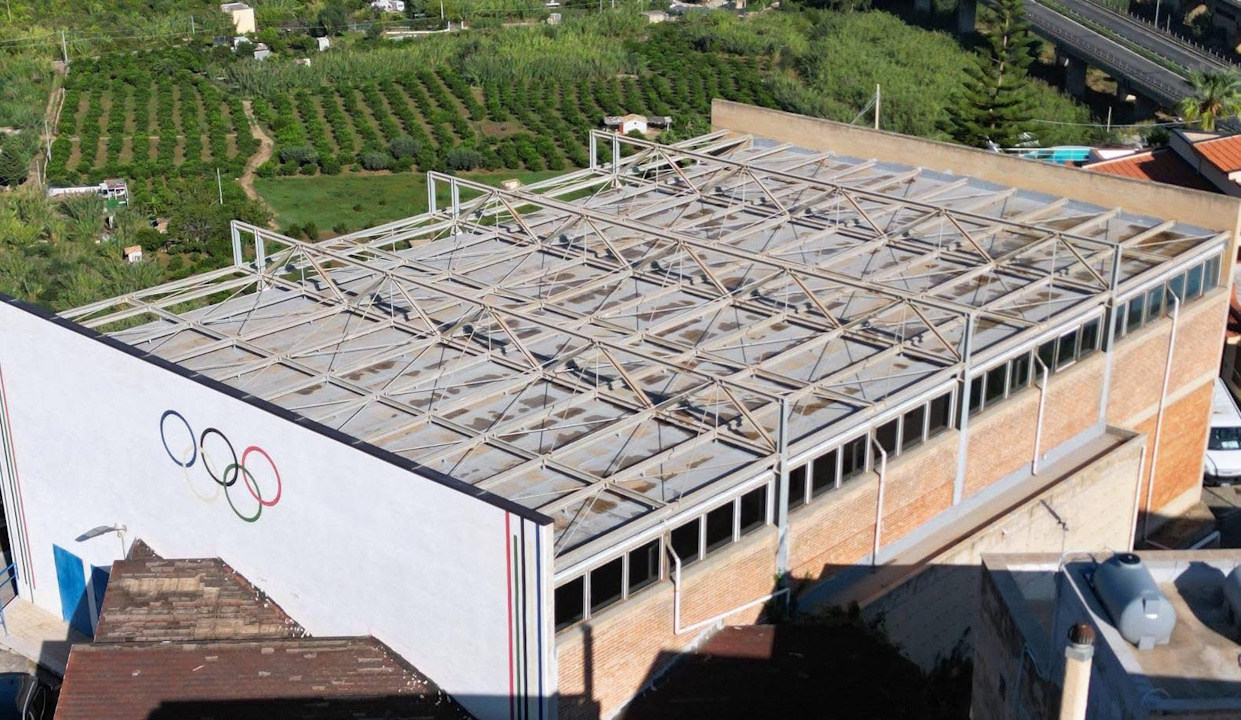 Collocata sui tetti della palestra comunale una guaina impermeabilizzante