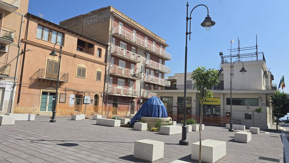 Inaugurazione dei lavori di riqualificazione di piazza Matteotti con musica, festa e una nuova fontana