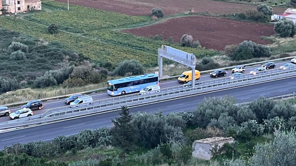 Chilometri di code per superare un maxi cantiere in autostrada tra Casteldaccia e Altavilla Milicia