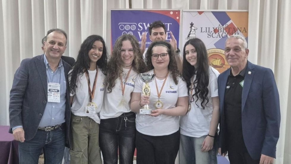 Scacchi, successo regionale per due studentesse altavillesi