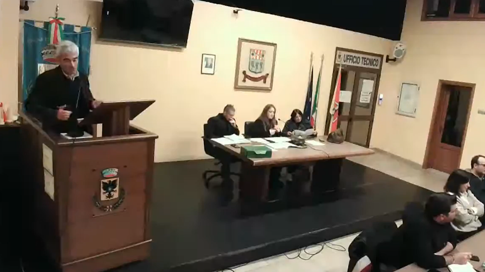 Leggi la notizia Scontro sulla raccolta differenziata e macchina “mangia plastica”: acceso dibattito nel Consiglio comunale di Altavilla