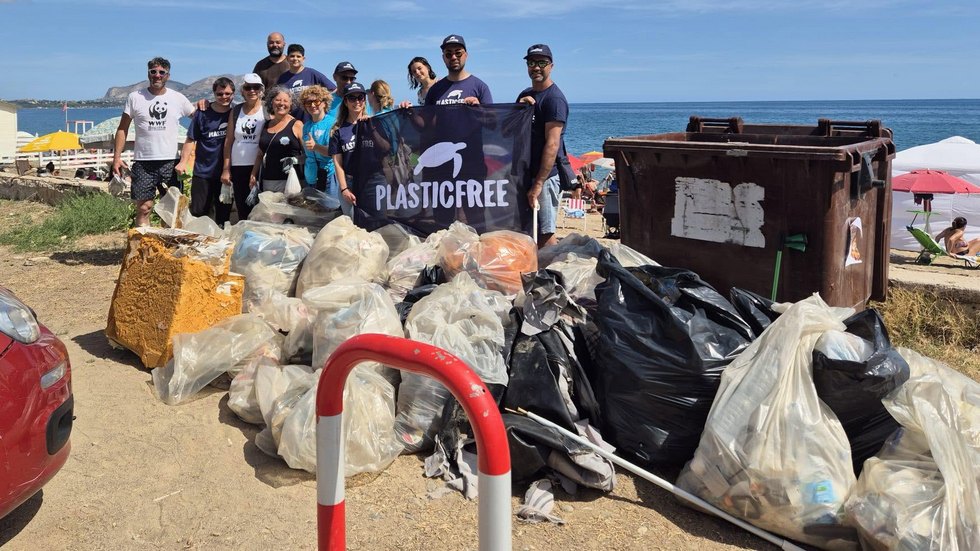 Plastic Free ripulisce la spiaggia di Altavilla Milicia